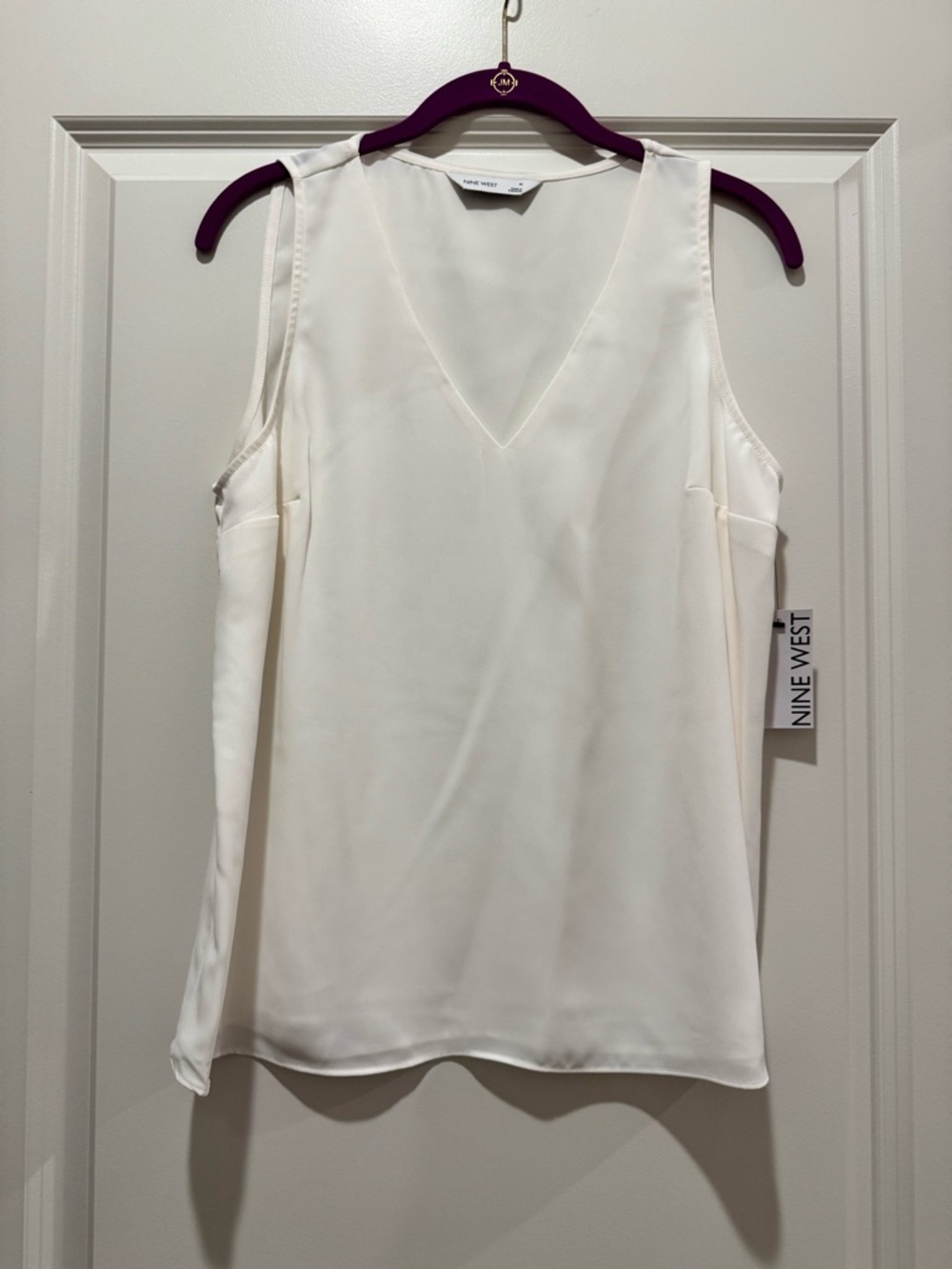 Kohl's Cream V-Neck Sleeveless Blouse